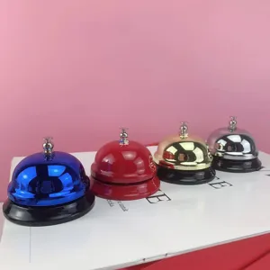 Vista detallada de campanillas de escritorio de metal colorido, ideales para clases y juegos.