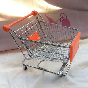 Vue détaillée d'un mini chariot de supermarché panier à frites, vaisselle créative de table.
