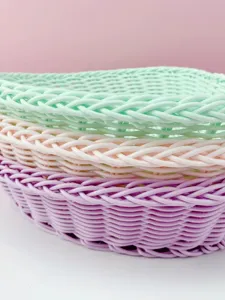 Détail de panier de rangement en plastique pastel, organisateur de bureau tissé macaron.
