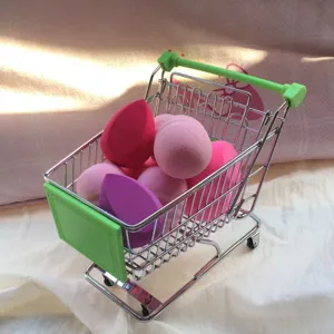 Mini chariot de courses avec éponges de maquillage colorées, joli panier de rangement.