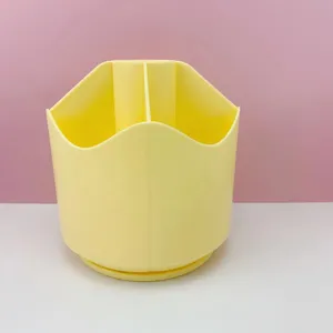 Vue détaillée du support de rangement de bureau jaune à plusieurs compartiments pour pinceaux.