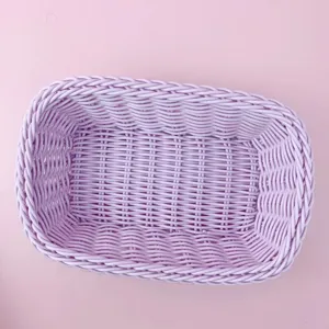 Panier de rangement tressé rose, détail panier rotin plastique violet pour bureau et maison.