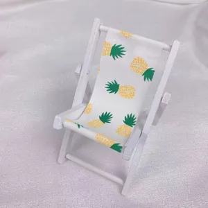 Miniatur Holz Strandstuhl Handyhalter Detail, niedlicher Ananas Muster Stoff Tischdekor.