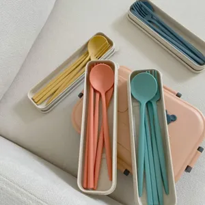 Set di posate portabili in paglia di grano con bacchette forchetta e cucchiaio per ufficio.