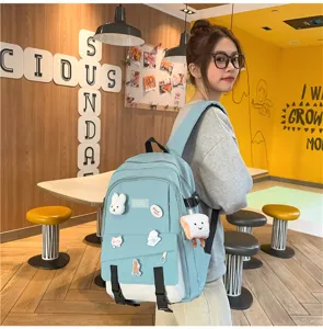 Sac à dos bleu clair pour étudiantes avec breloques mignonnes et design patchwork