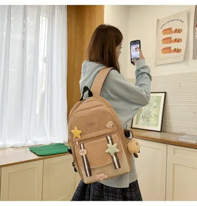Beiger Schulrucksack im Patchwork-Design mit niedlichen Stern- und Bären-Aufnähern im Detail