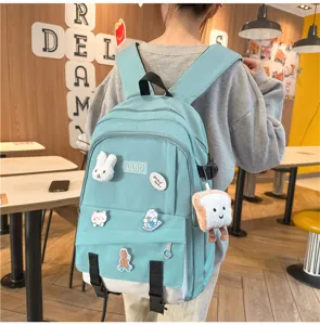 Vue de dos d'un étudiant portant un sac à dos décontracté bleu clair à grande capacité