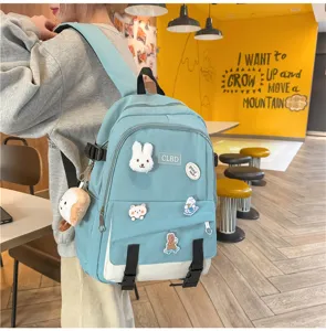 Vue détaillée d'un sac à dos bleu clair avec des écussons de lapin et d'ours dans un café