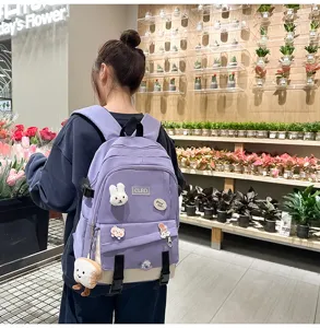 Sac à dos scolaire violet élégant avec des badges mignons dans une boutique de fleurs