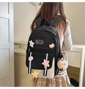 Rückansicht eines lässigen Patchwork-Rucksacks für Mädchen mit Sternen und Anhänger