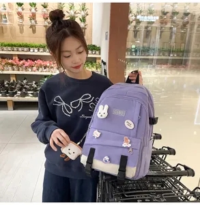 Vue détaillée du sac à dos patchwork violet avec des épingles et breloques mignonnes