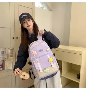 Nahaufnahme eines Mädchens mit einem lila Patchwork-Schulrucksack und Stern-Patches