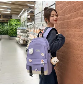 Sac à dos d'école violet pour filles à grande capacité, porté par un mannequin en magasin