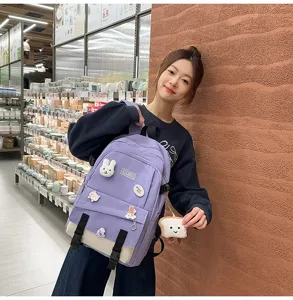 Sac à dos violet contrasté de grande capacité pour étudiantes porté par un mannequin