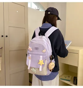 Rückansicht einer Schülerin mit einem lila Schulrucksack und süßen Plüschsternanhängern