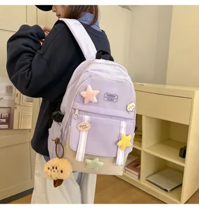 Detailansicht lila Patchwork-Schulrucksack mit Sternen-Patches und Plüschanhänger