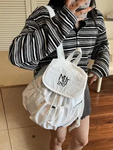 Minimalistischer weißer Nylon-Rucksack mit Kordelzug für Reisen und Freizeit
