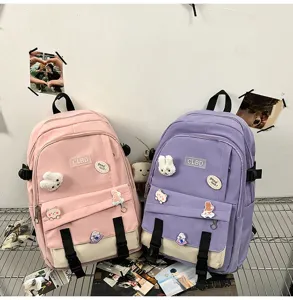 Gros plan de sacs à dos décontractés roses et violets avec écussons de dessins animés