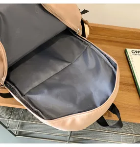 Innenansicht eines geräumigen Campus-Rucksacks mit grauem Muster-Logo-Innenfutter