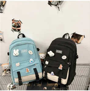 Vue détaillée de sacs à dos stylés avec charms animaux et design patchwork bleu et noir