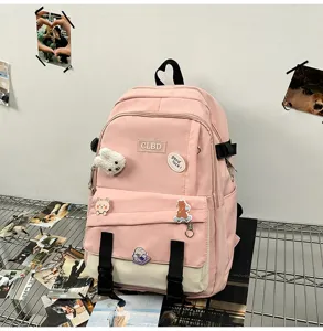 Vue détaillée du sac à dos rose bicolore pour étudiant avec pins mignons