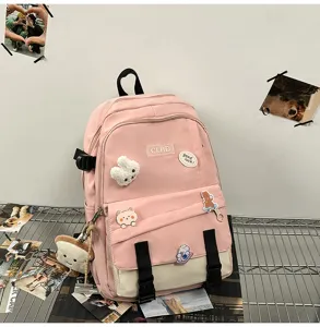 Vue détaillée d'un sac à dos scolaire rose avec des badges mignons et un pendentif toast