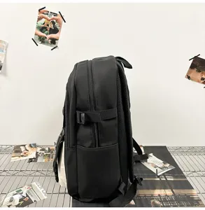 Vue latérale d'un sac à dos noir décontracté avec sangles de compression réglables