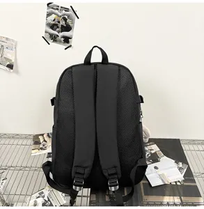 Détail du sac à dos scolaire noir avec panneau arrière en mesh respirant et bretelles