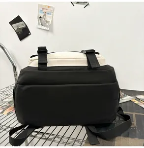 Vue arrière détaillée d'un sac à dos bicolore noir et beige à grande capacité