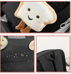 Détails du sac à dos noir étanche avec un charmant porte-clés pain et des bretelles
