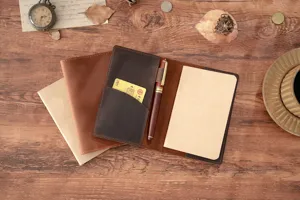 Vintage Leder Reisetagebuch Notizbuch mit Kartenfächern und Stifthalter Detail