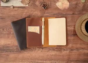 Vintage Leder Reise Tagebuch Notizbuch Umschlag mit Einlage und Stift Detailansicht