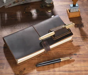 Carnet de voyage en cuir vintage avec porte-stylo artisanal en cuir fou et ensemble de stylos.