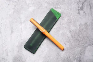 Détail de l'étui à stylo en cuir crazy horse fait main, étui de protection vintage pour stylo