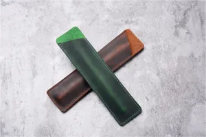 Détail d'étui stylo en cuir crazy horse fait main, belle pochette stylo plume rétro vert et marron.