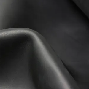 Hoogwaardig zwart rundleer detail opname, ideaal voor doe-het-zelf en bureau onderleggers.