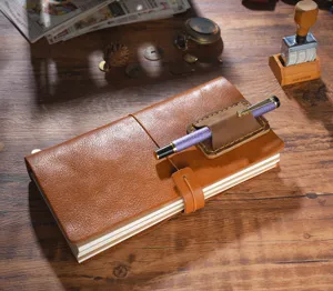 Vue détaillée carnet de notes en cuir vintage style cheval fou avec porte-stylo et stylo-plume.