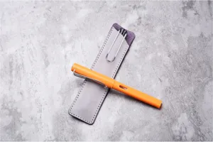 Etui a stylo en cuir fait main et stylo plume orange, accessoire de papeterie retro vintage.