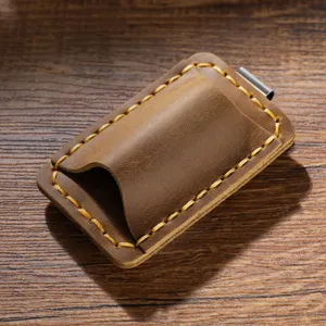 Vue détaillée du porte-stylo en cuir véritable fait main avec clip en acier inoxydable pour carnet.