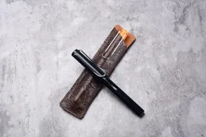 Détail d'étui de stylo plume en cuir fait main, trousse vintage en cuir de cheval fou.