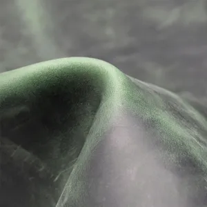Detailopname van echt vintage crazy horse leer, met gladde textuur en matte groene kleur.