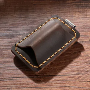 Vue détaillée du porte-stylo en cuir fou fait main, étui à stylo marron vintage pour carnet.