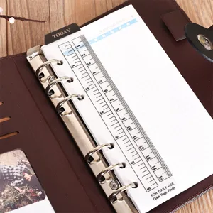 Carnet à anneaux avec règle en plastique transparent marque-page et pages quadrillées planification.
