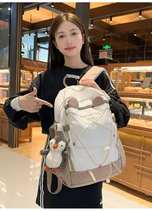 Schicker Rucksack in Creme und Khaki mit Bungee-Seilen und Pinguin-Plüsch-Schlüsselanhänger