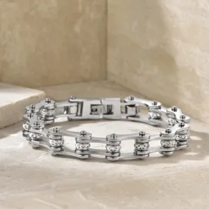 Detailopname van een zilveren roestvrijstalen fietsketting armband met steentjes