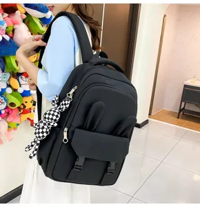 Vue détaillée d'un grand sac à dos scolaire noir étanche avec oreilles de lapin