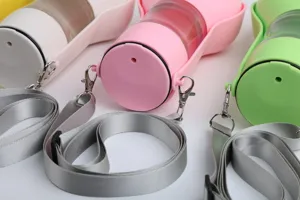 Tragbare Haustier-Wasserflasche für Hunde und Katzen, Trinkflasche mit Gurt für unterwegs.