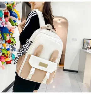 Vue détaillée d'un sac à dos scolaire crème et beige avec oreilles de lapin en 3D.