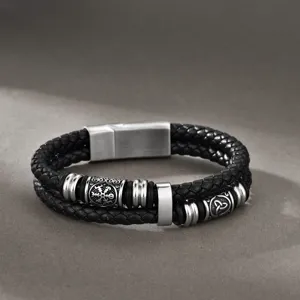 Detailaufnahme eines schwarzen Lederarmbands mit Wikinger-Edelstahlelementen