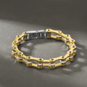 Macro-opname van een gouden roestvrijstalen fietskettingarmband met strassteentjes